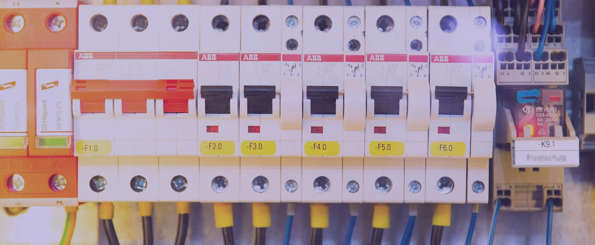 home electricista slider bg - Encuentra un servicio que ofrezca mantenimiento y reparaci&oacute;n para todas las marcas de aire acondicionados