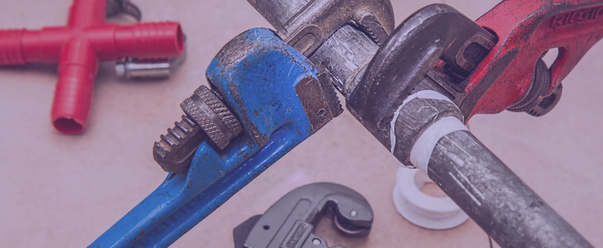 home fontanero slider bg - Encuentra un servicio que ofrezca mantenimiento y reparaci&oacute;n para todas las marcas de aire acondicionados